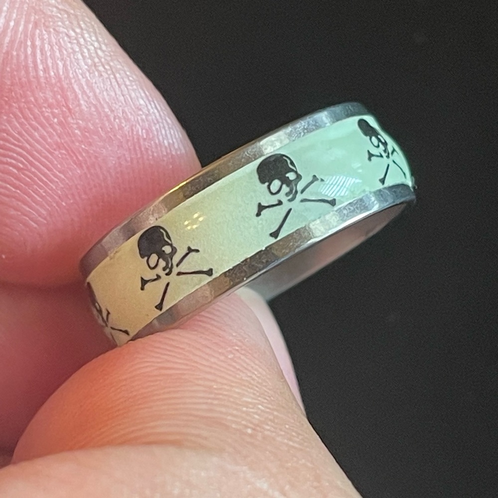 Glow in the dark skull ring - Picture 7 of 10